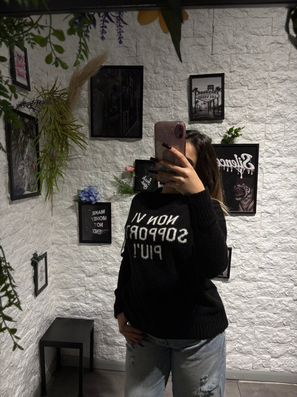 Maglione nero in maglia con scritta "NON VI SOPPORTO PIÙ"