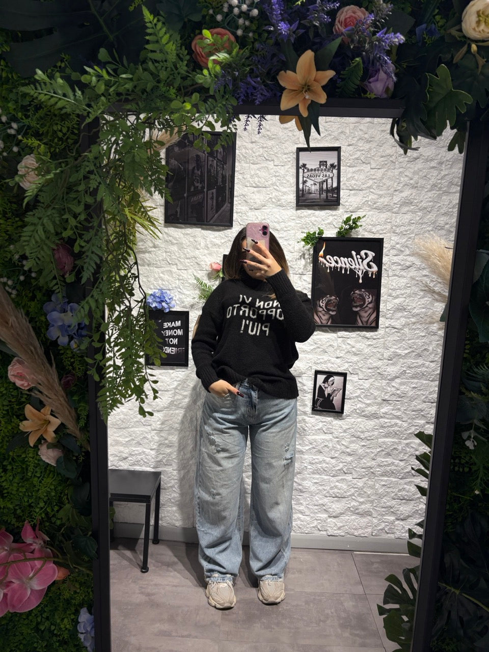 Maglione nero in maglia con scritta "NON VI SOPPORTO PIÙ"