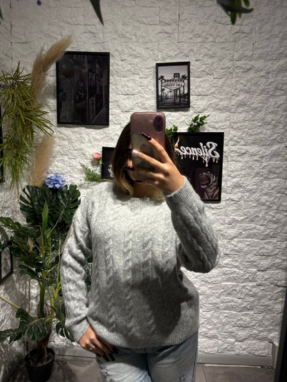 Maglione in maglia tinta unita con lavorazione a trecce