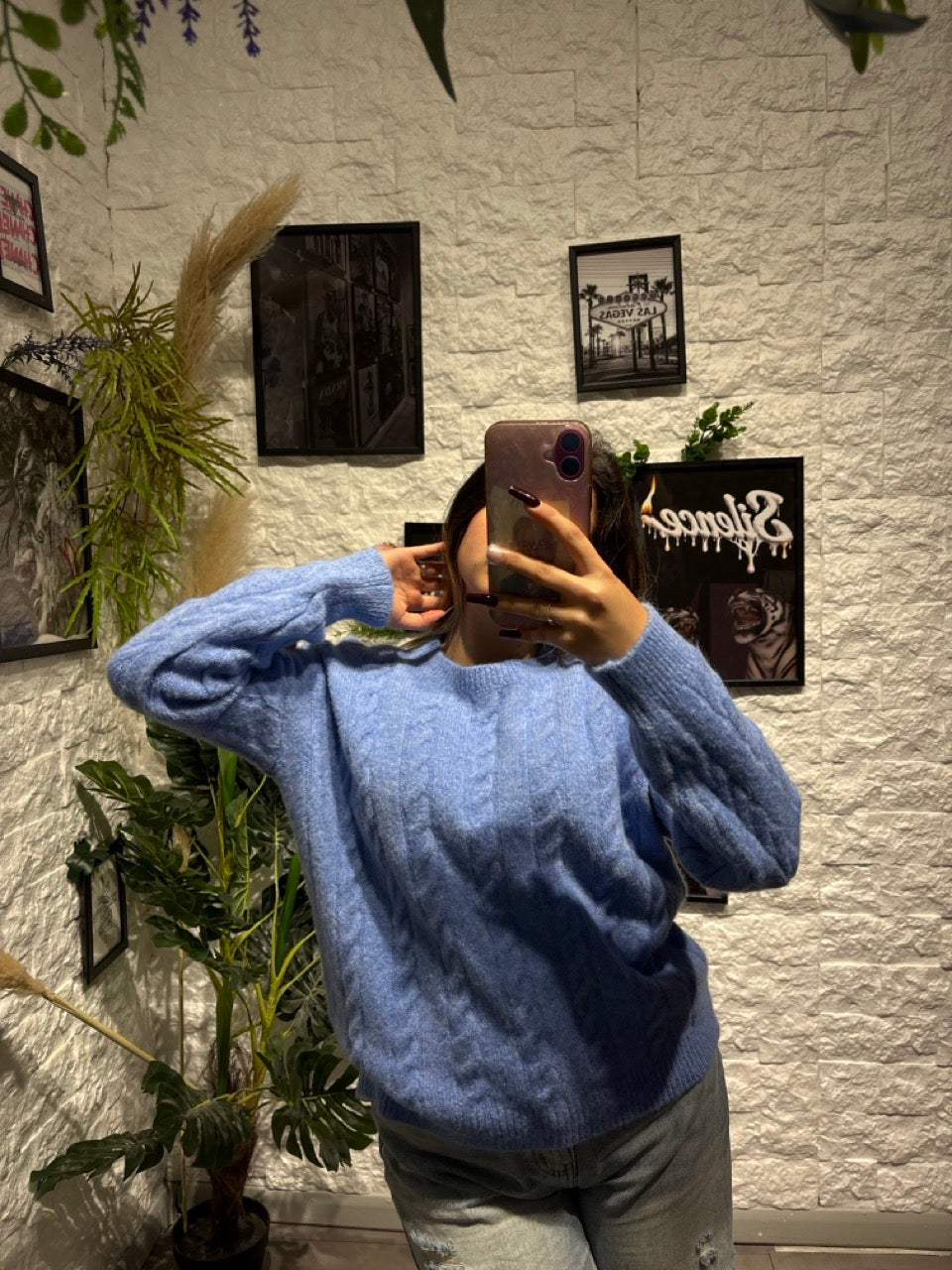 Maglione in maglia tinta unita con lavorazione a trecce