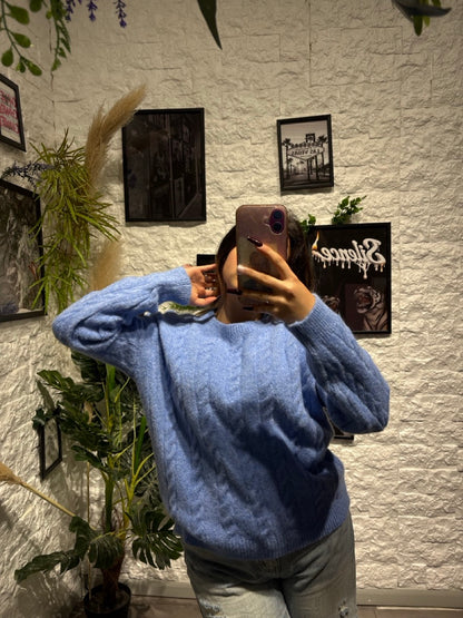 Maglione in maglia tinta unita con lavorazione a trecce