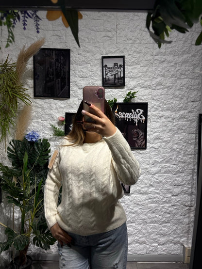 Maglione in maglia tinta unita con lavorazione a trecce