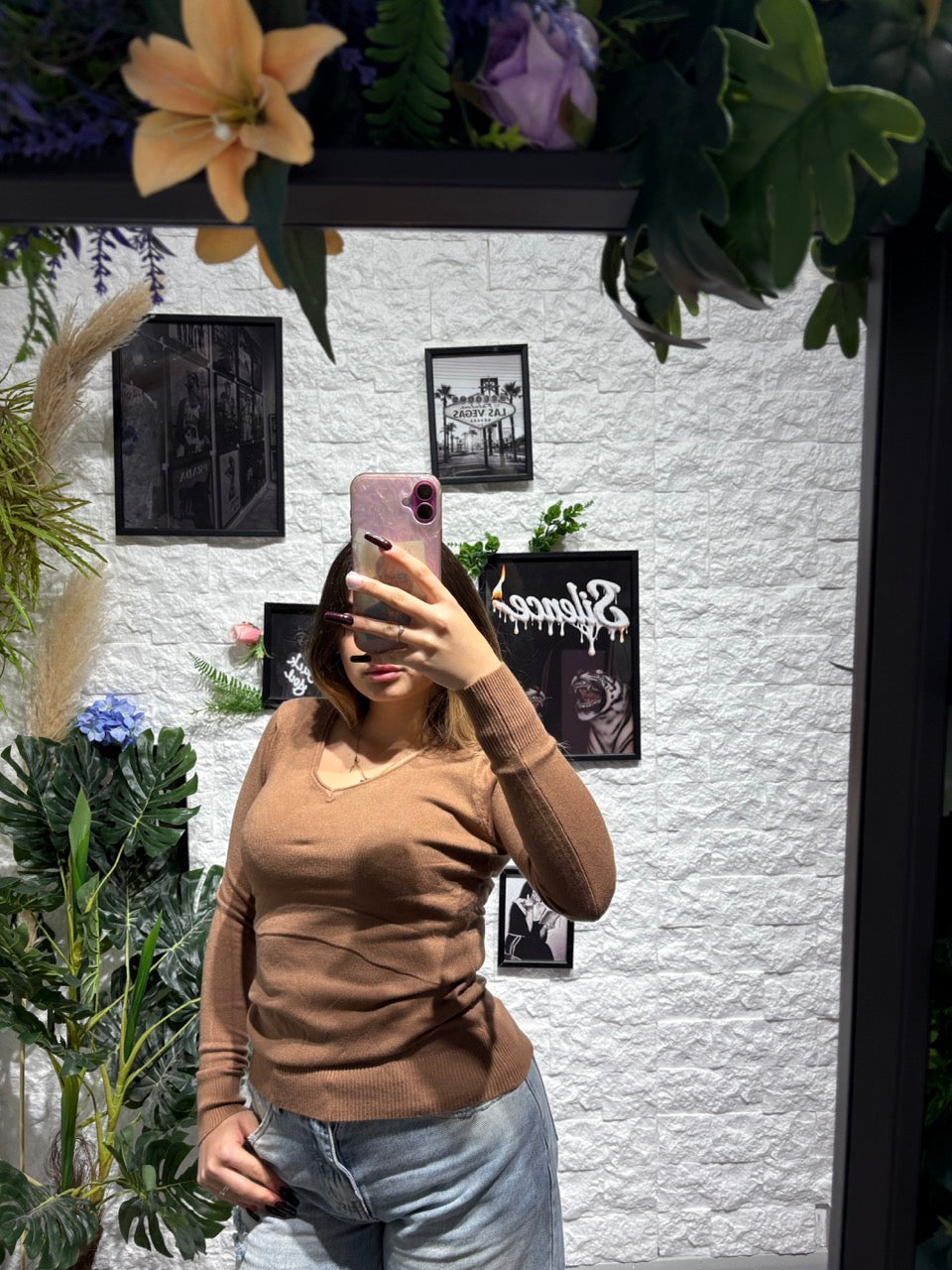 Maglione elasticizzato a tinta unita con scollo a V