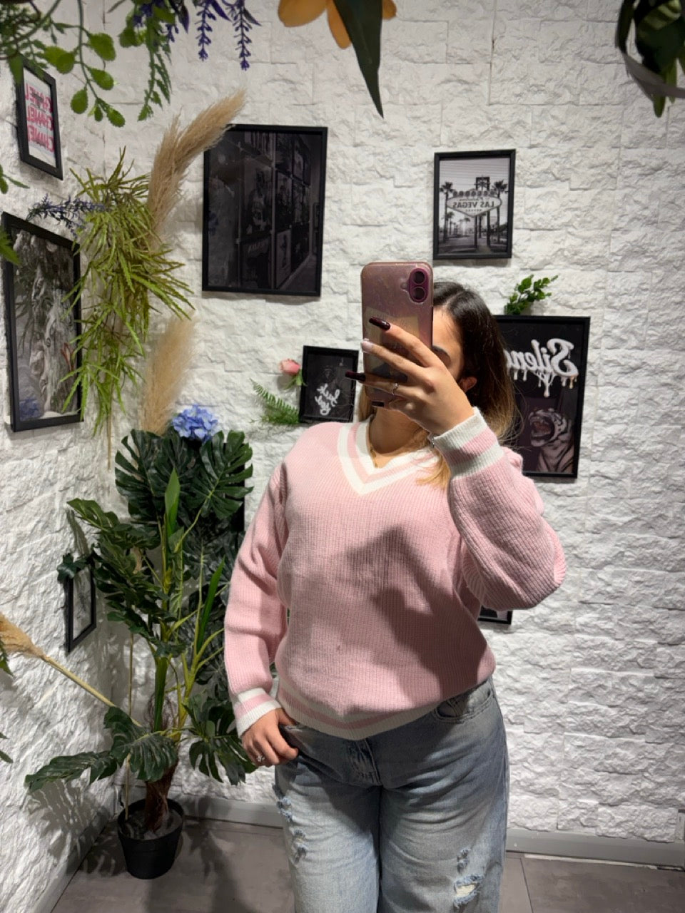 Maglione rosa in tinta unita con scollo a V