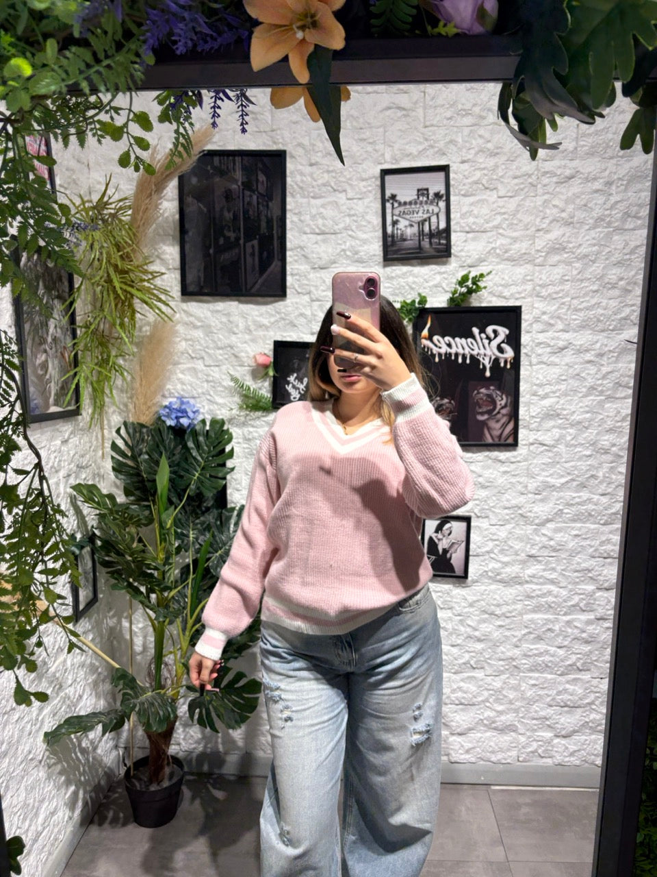 Maglione rosa in tinta unita con scollo a V