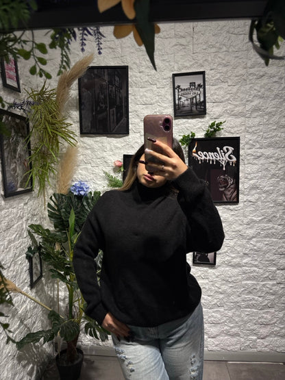 Maglione nero in tinta unita con mezzo collo alto