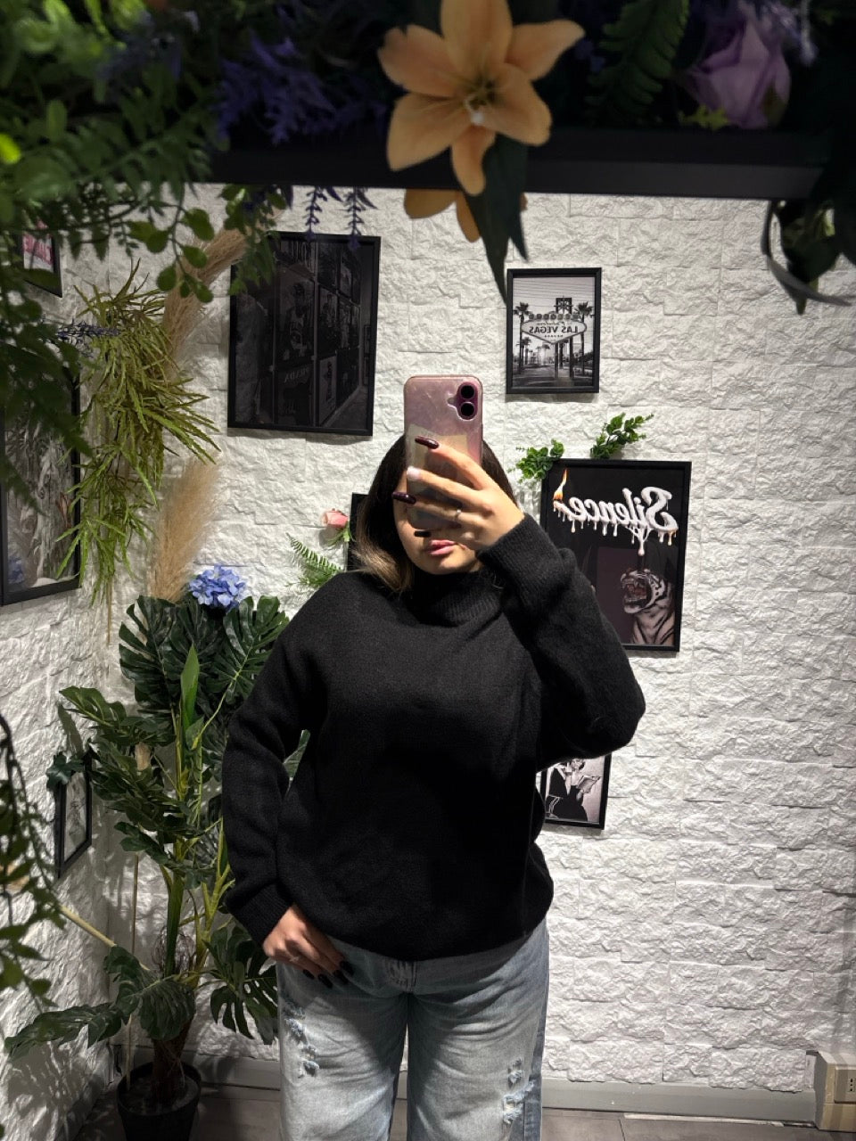 Maglione nero in tinta unita con mezzo collo alto