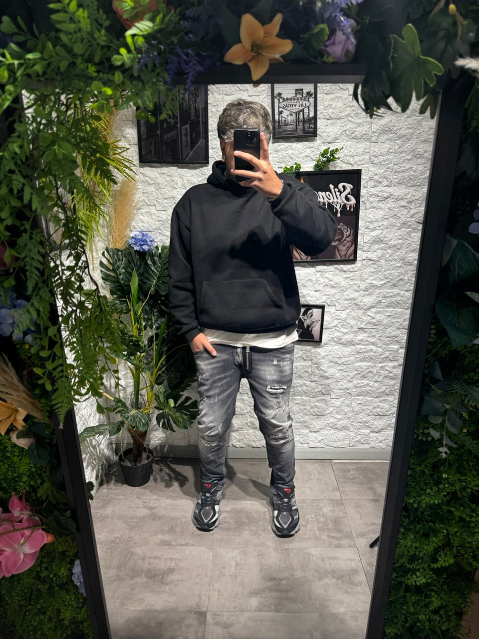 Jeans baggy grigio in denim con strappi e schizzi di vernice