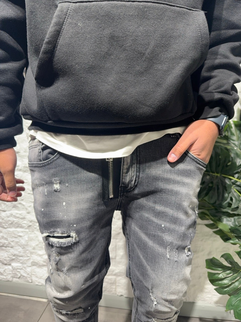 Jeans baggy grigio in denim con strappi e schizzi di vernice