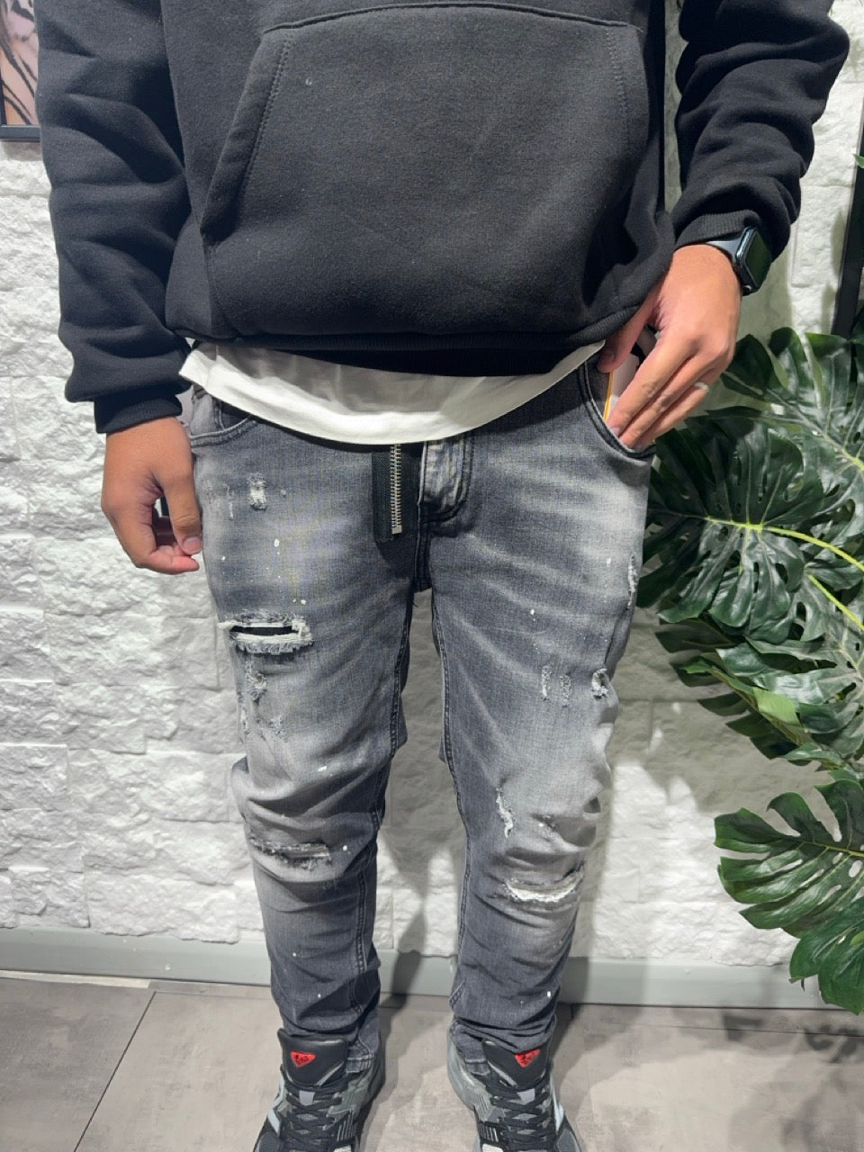 Jeans baggy grigio in denim con strappi e schizzi di vernice