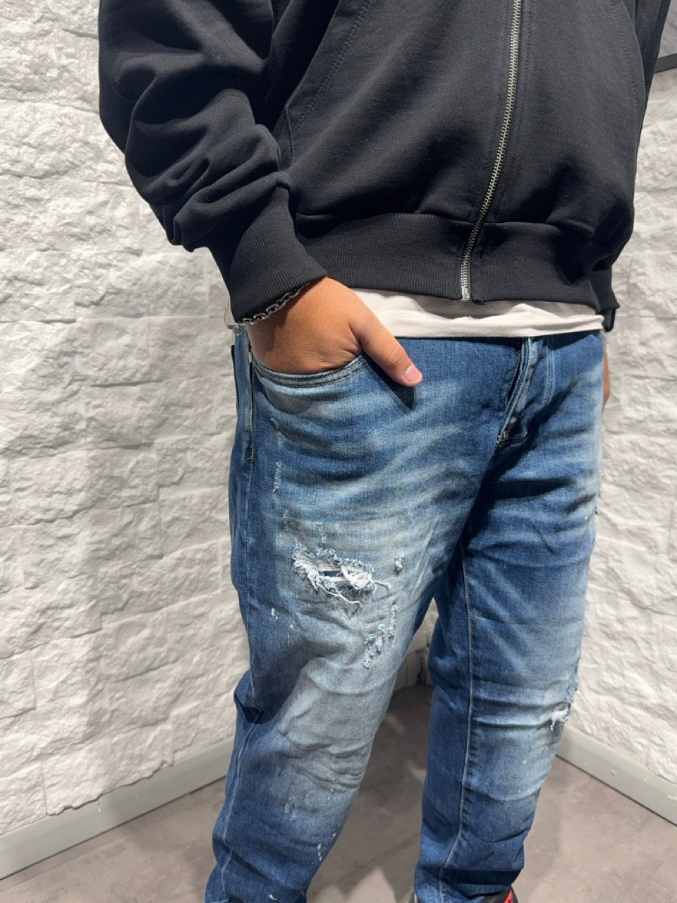 Jeans tapered blu in denim con strapp