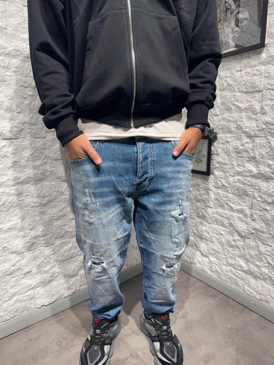 Jeans tapered blu in denim con strapp