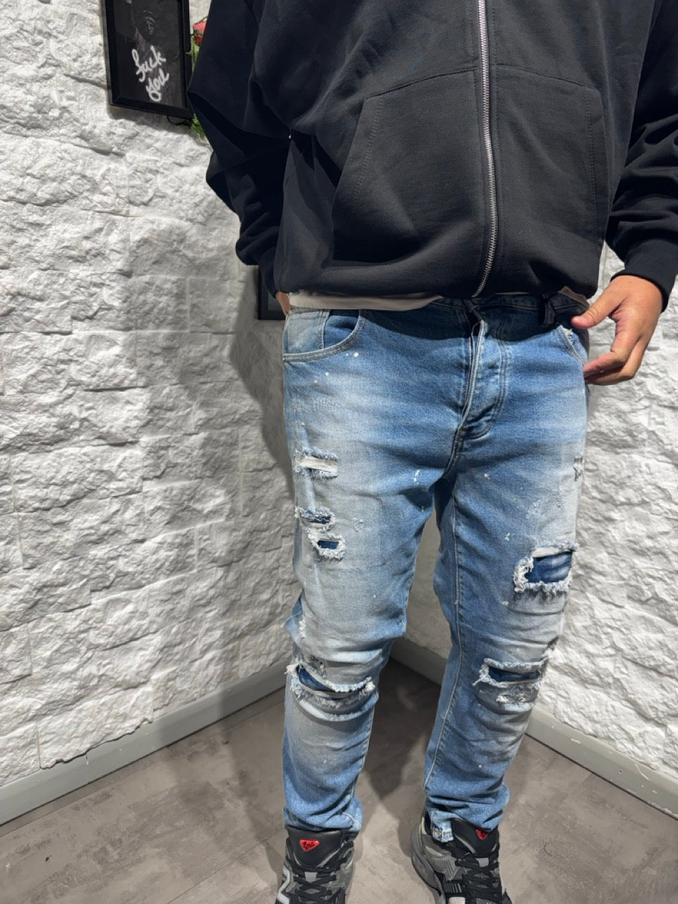 Jeans blu chiaro slavato skinny in denim con strappi e vernice