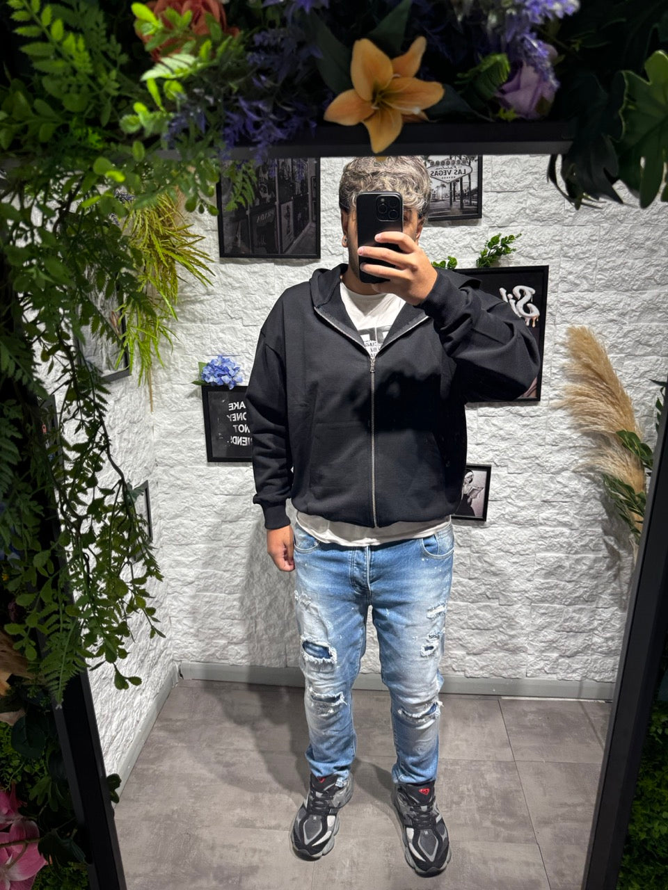 Jeans blu chiaro slavato skinny in denim con strappi e vernice