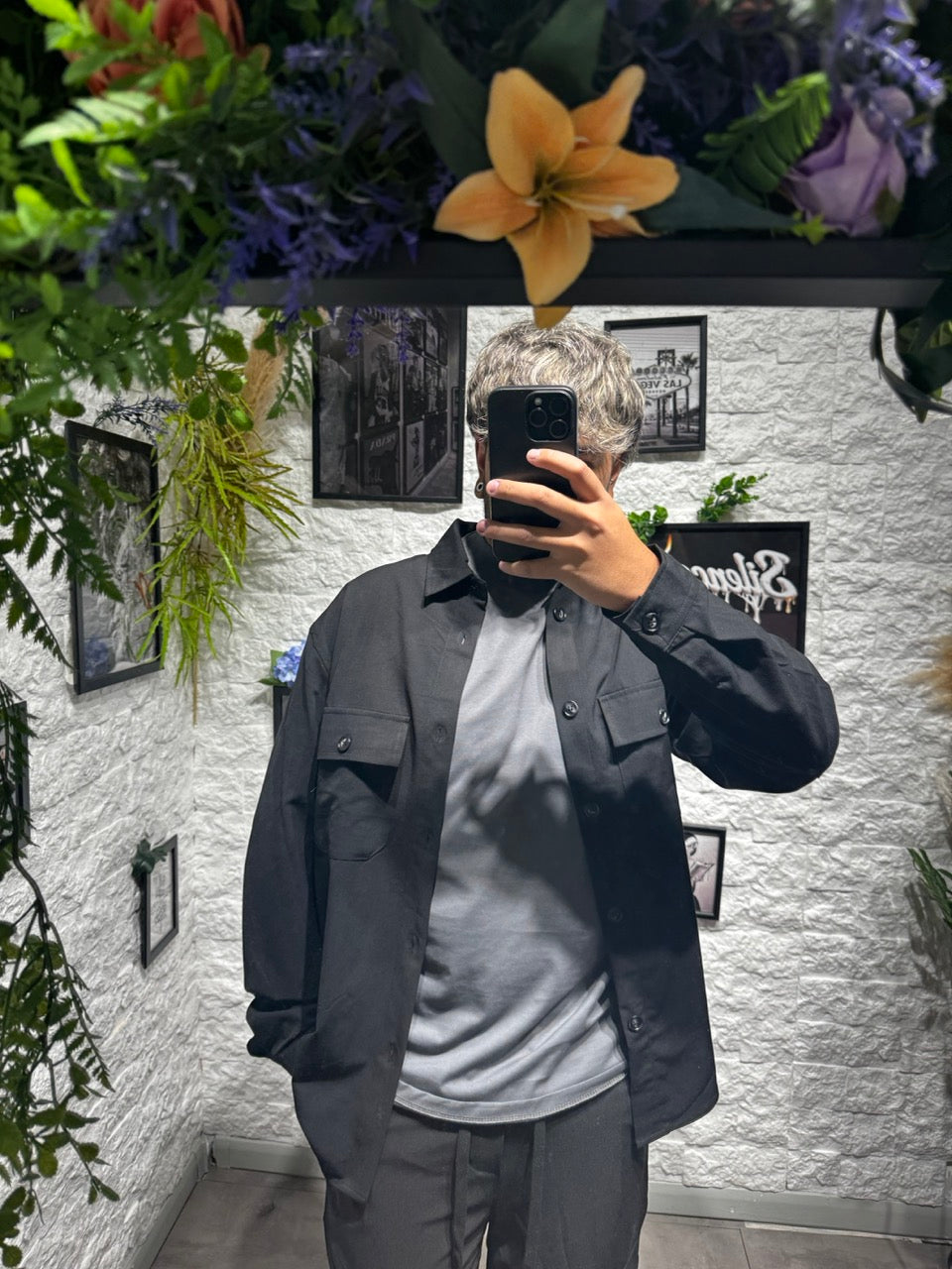 Completo nero con camicia e pantaloni slim a fondo ampio