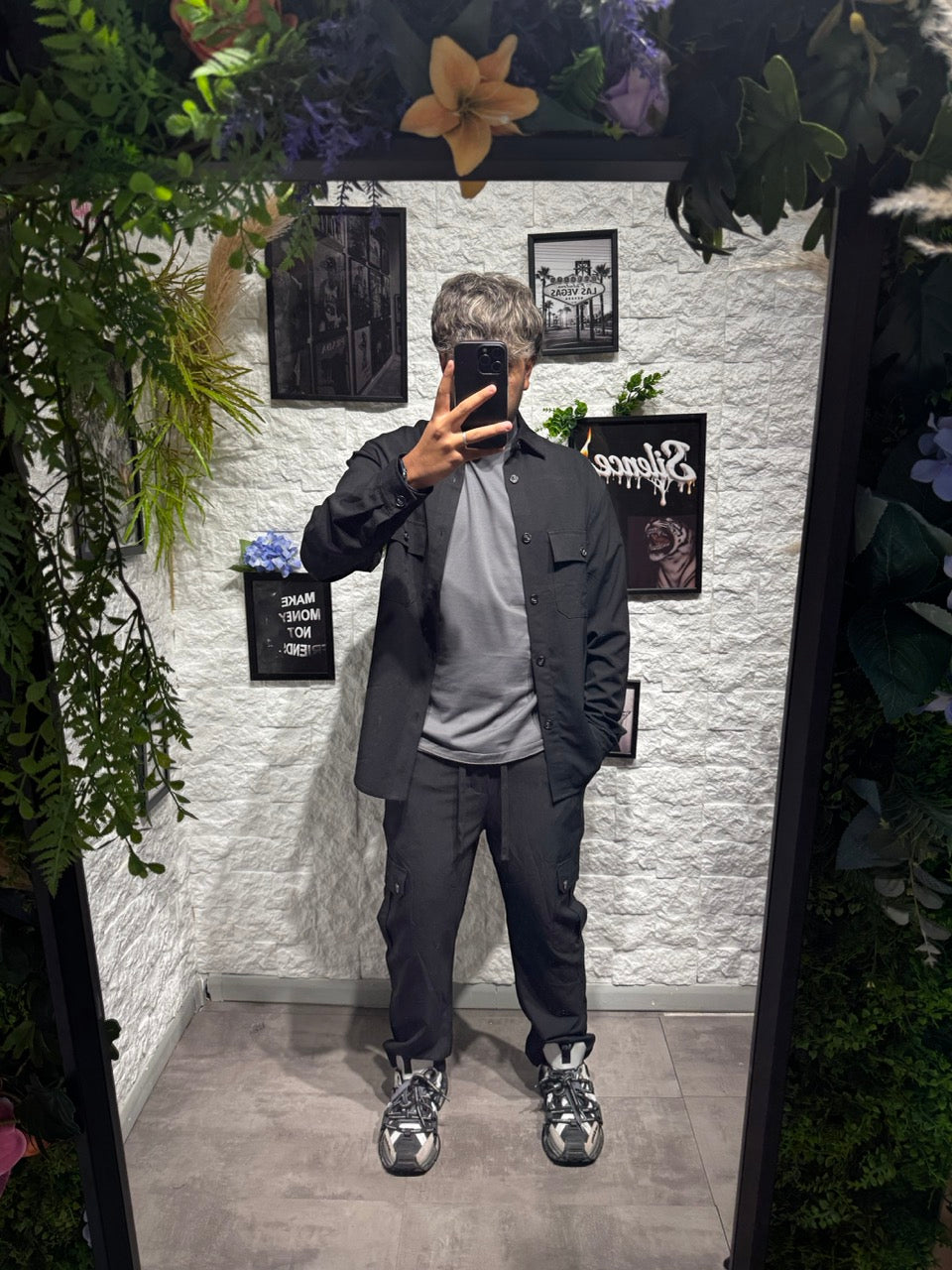 Completo nero con camicia e pantaloni slim a fondo ampio