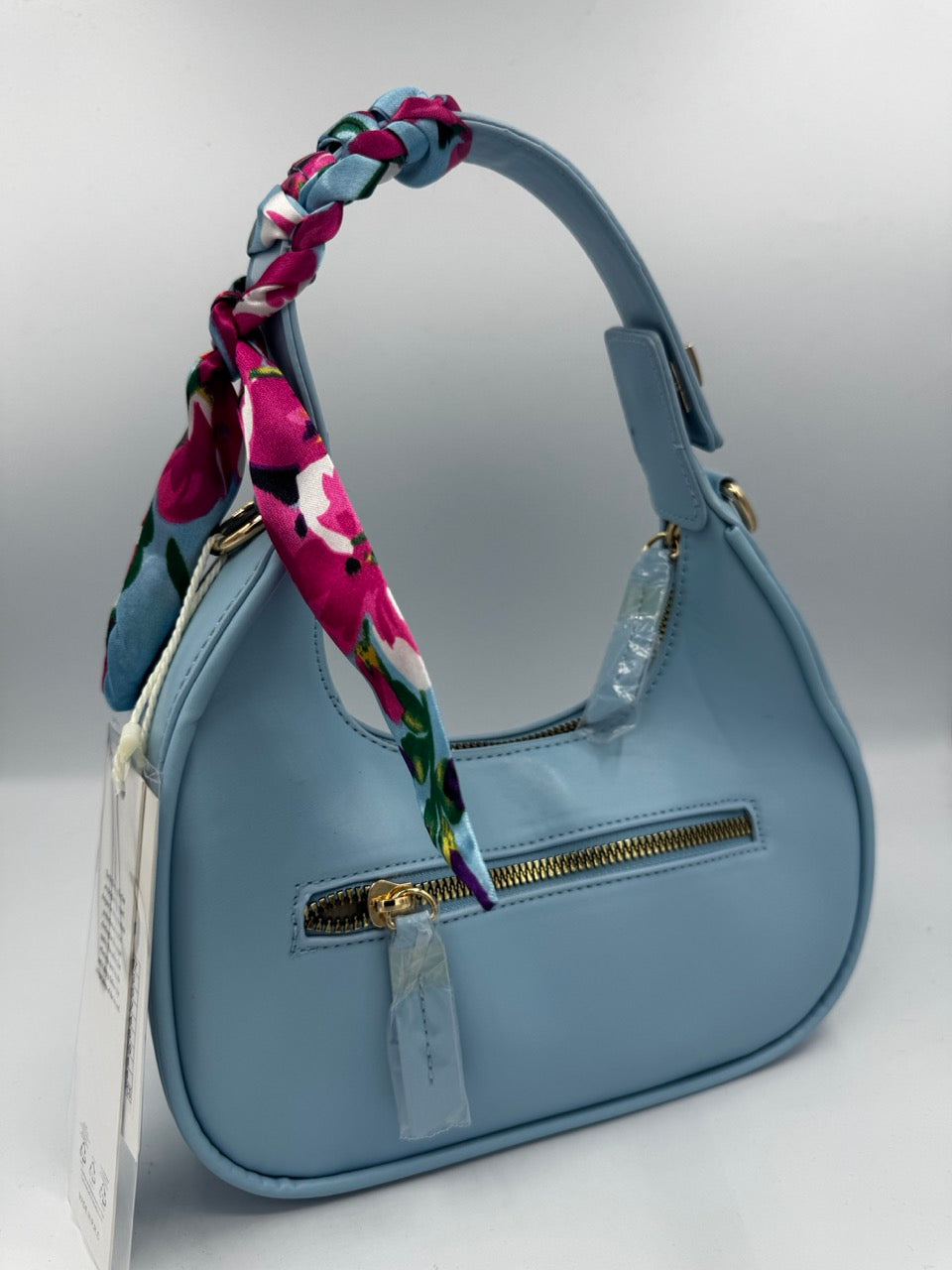 Borsa a spalla azzurro in ecopelle con foulard al manico e tracolla abbinata