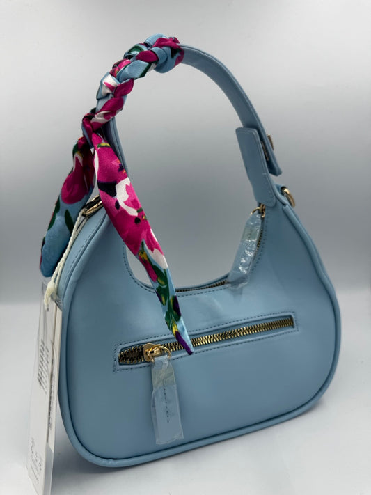 Borsa a spalla azzurro in ecopelle con foulard al manico e tracolla abbinata