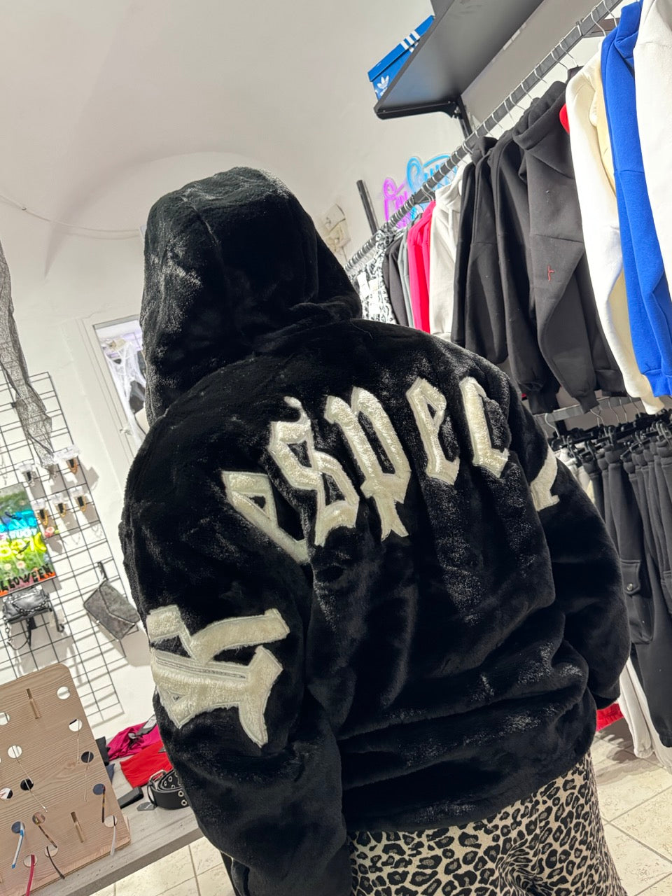 Pelliccia nera con scritta "RESPECT" - OVERSIZE