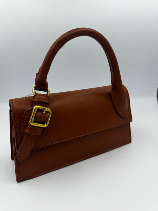 Borsa a mano rettangolare marrone in ecopelle con patta e tracolla abbinata