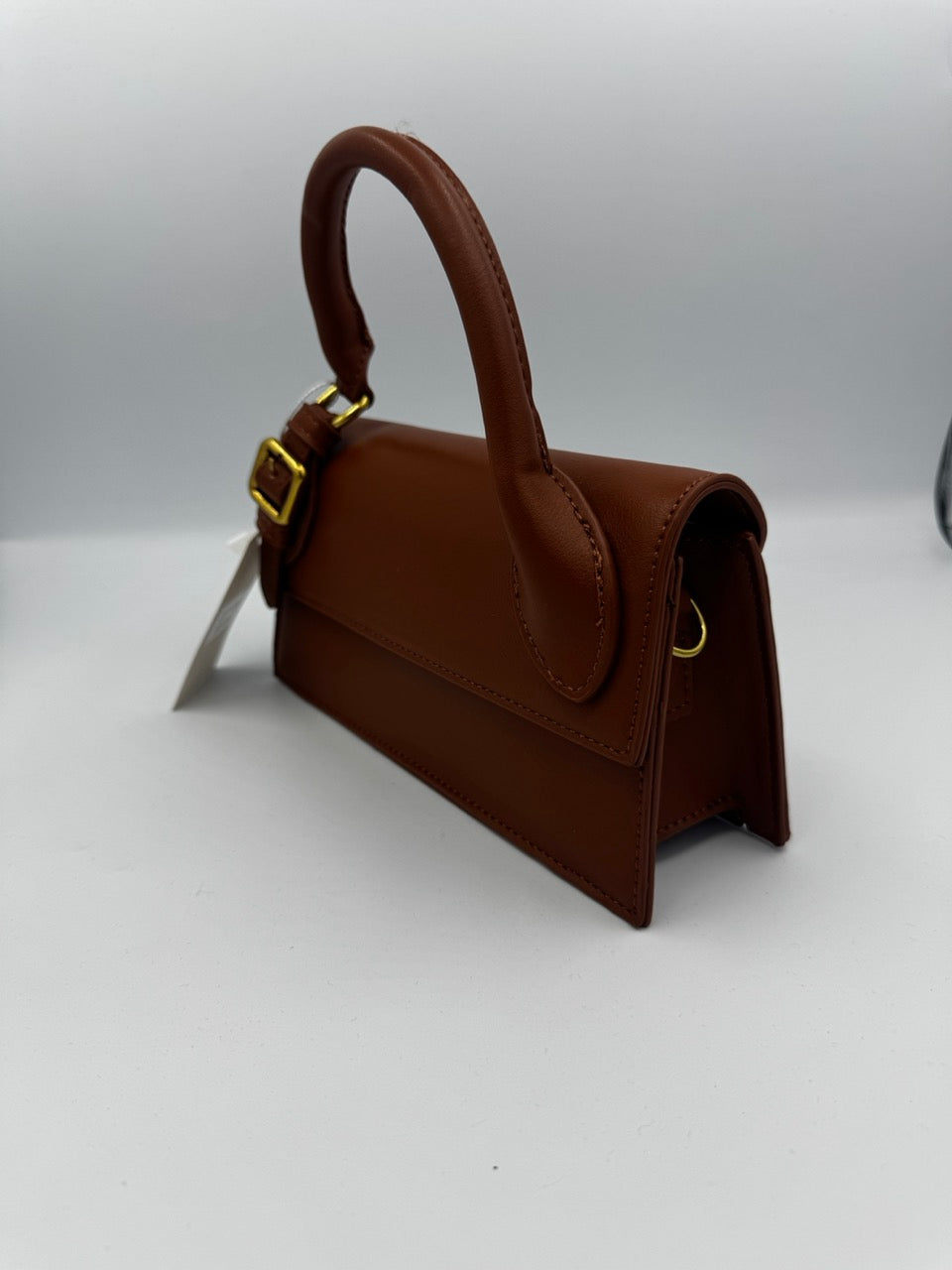 Borsa a mano rettangolare marrone in ecopelle con patta e tracolla abbinata