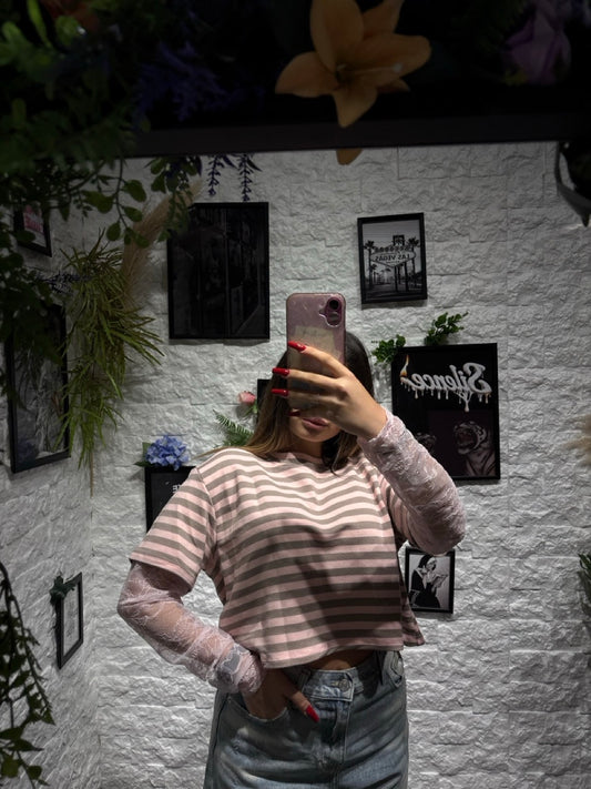 T-shirt cropped a righe con maniche lunghe in pizzo
