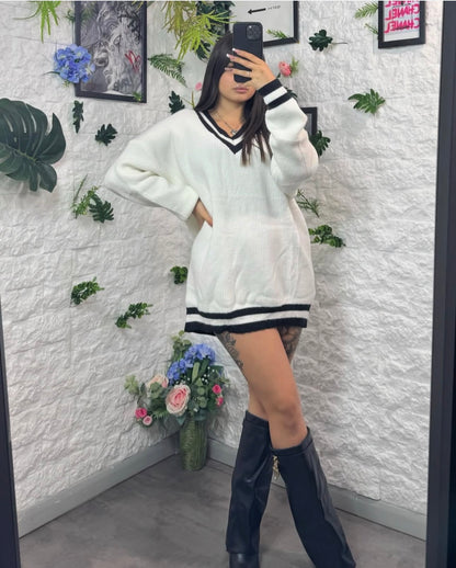 Maglione lungo bianco con scollo a V e profili a contrasto
