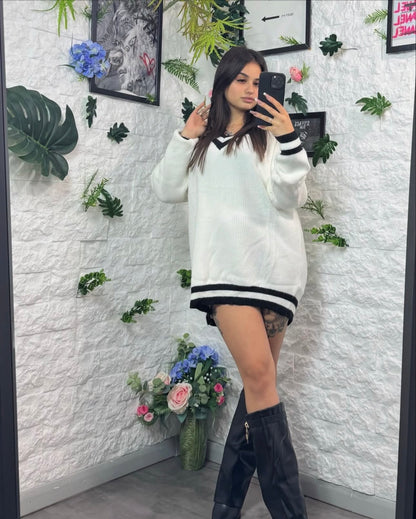Maglione lungo bianco con scollo a V e profili a contrasto