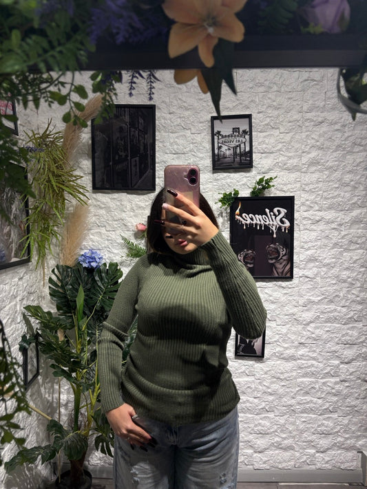 Maglione a costine in tinta unita con collo alto