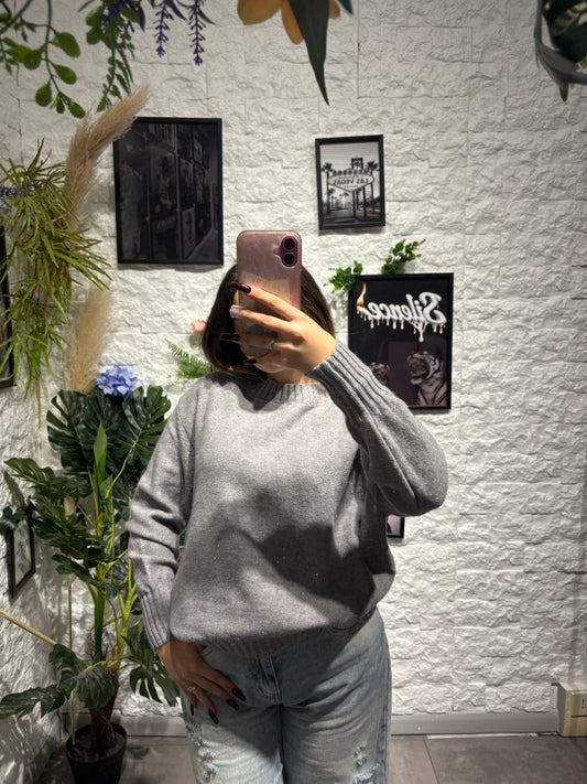 Maglione grigio con paillettes in maglia a girocollo