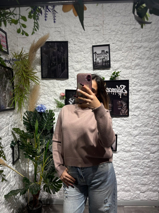 Maglione in maglia a tinta unita con orlo asimmetrico