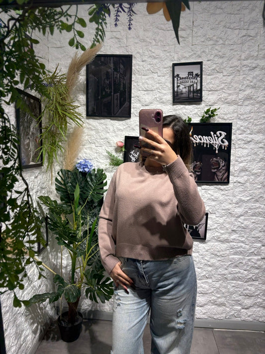 Maglione in maglia a tinta unita con orlo asimmetrico