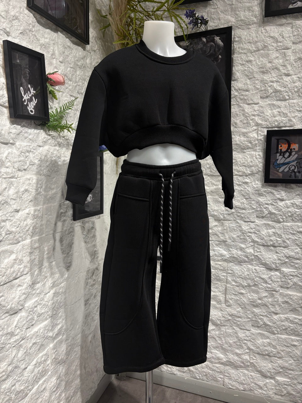 Completo nero con felpa cropped e pantalone ampio - FELPATO 4-14 anni