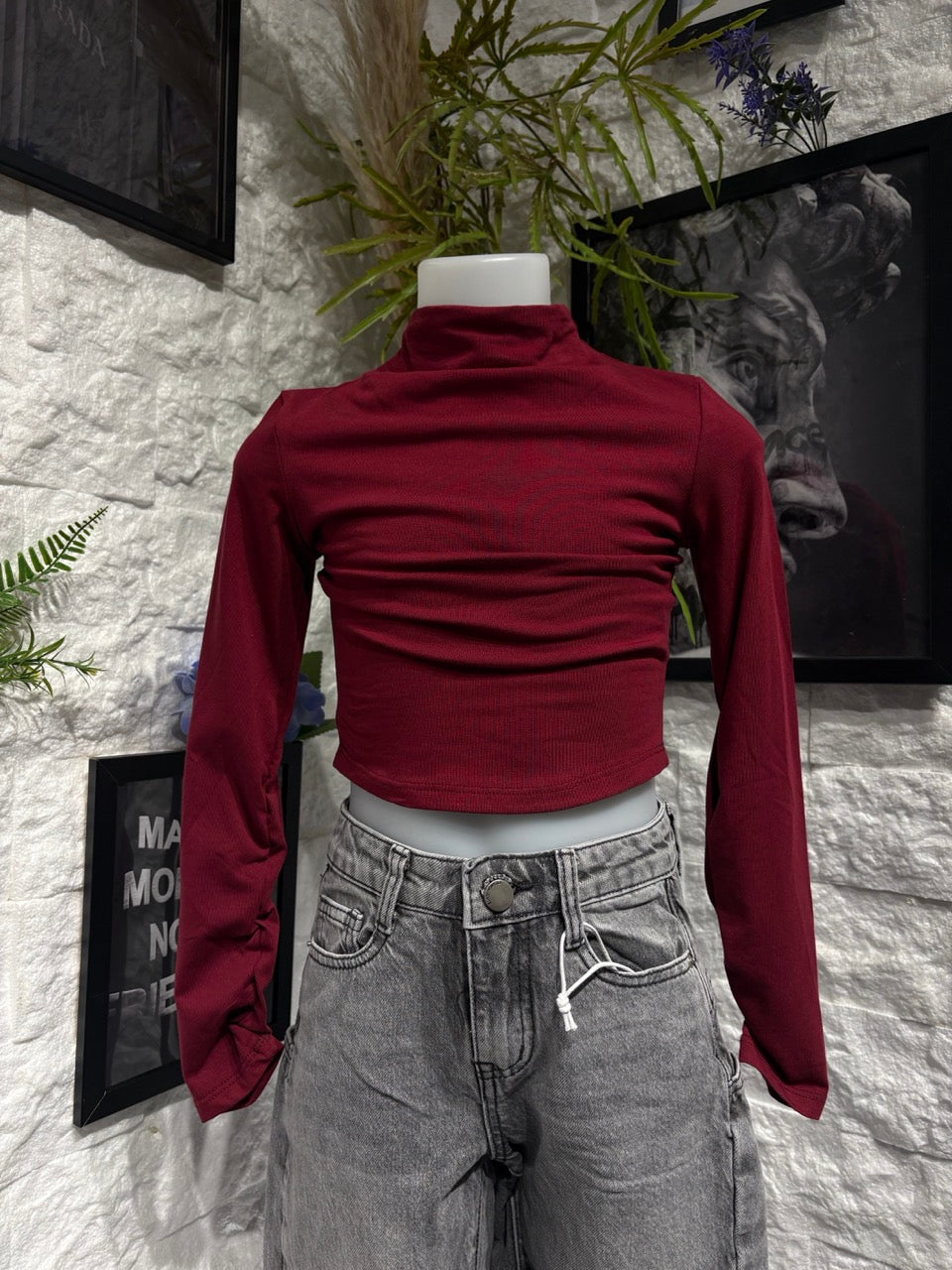 T-shirt bordeaux in tinta unita con mezzo collo alto 4-14 anni