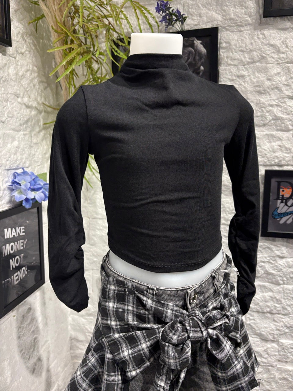 T-shirt nera in tinta unita con mezzo collo alto e manica arricciata 4-14 anni