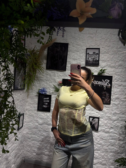 T-shirt in lycra con inserto in pizzo effetto corsetto