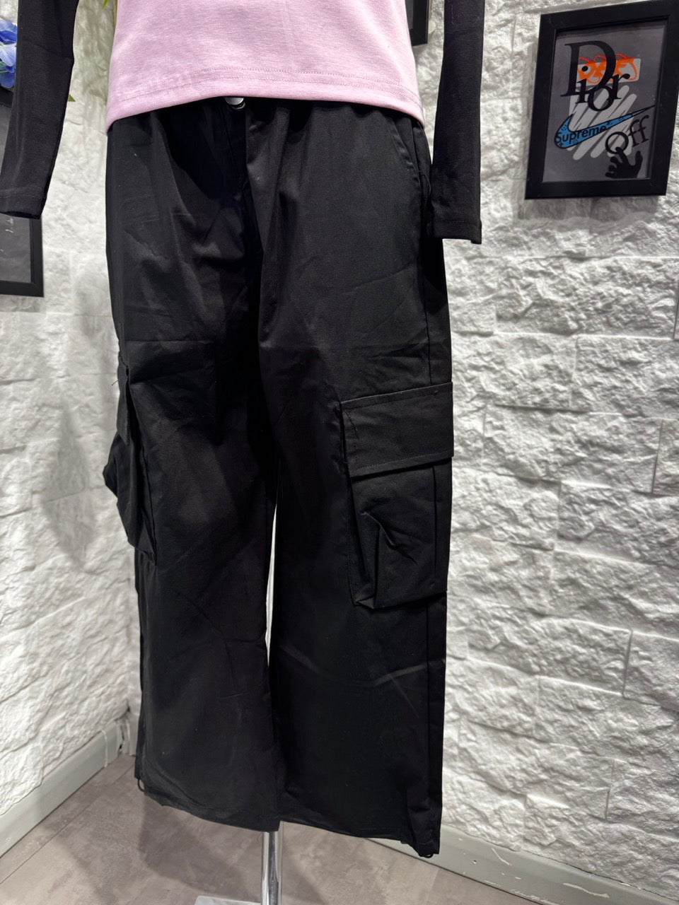 Completo rosa e nero con t-shirt "FREEDOM" e pantalone cargo 8-16 anni