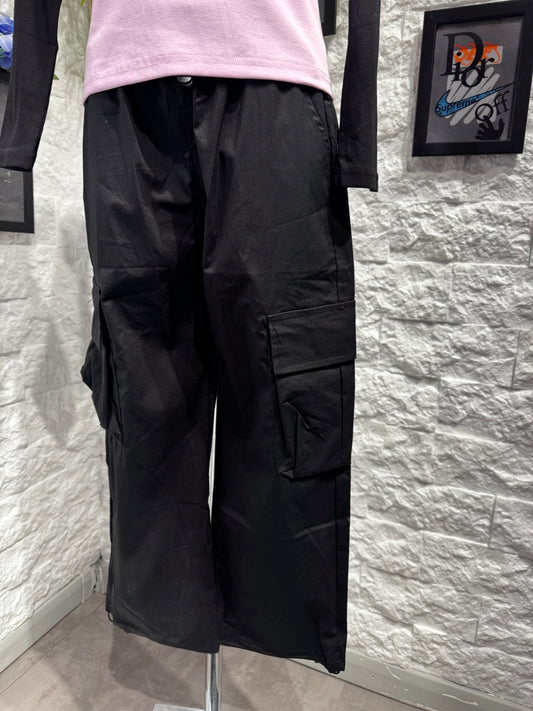 Completo rosa e nero con t-shirt "FREEDOM" e pantalone cargo 8-16 anni