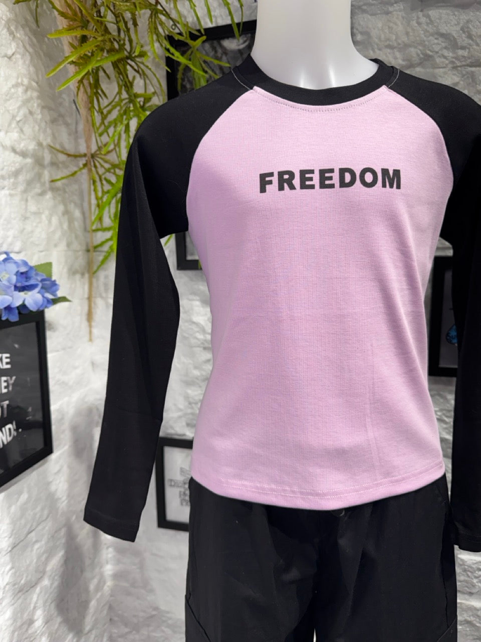 Completo rosa e nero con t-shirt "FREEDOM" e pantalone cargo 8-16 anni