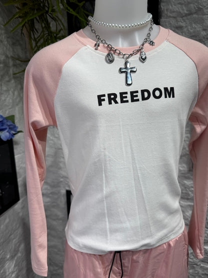 Completo rosa e bianco con t-shirt "FREEDOM" e pantalone cargo 8-16 anni
