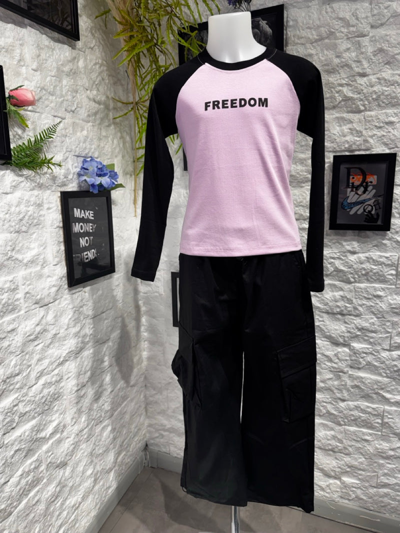 Completo rosa e nero con t-shirt "FREEDOM" e pantalone cargo 8-16 anni