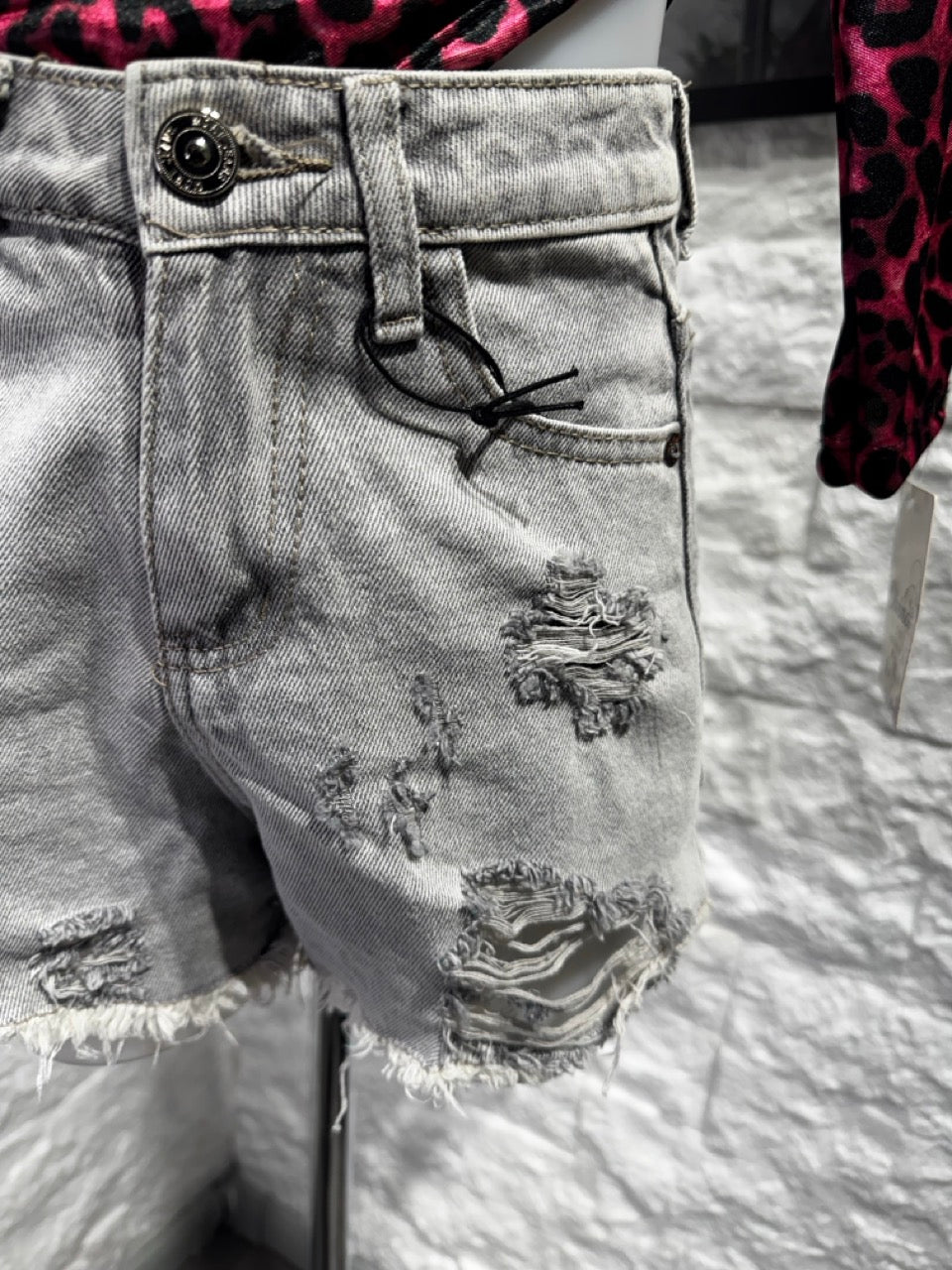 Short grigio in denim con strappi e orlo sfrangiato 4-14 anni