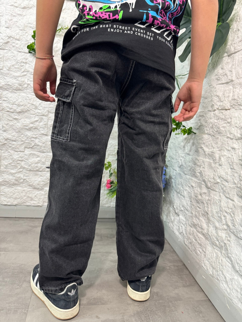 Jeans cargo nero in denim con tasconi e cuciture a contrasto 10-16 anni