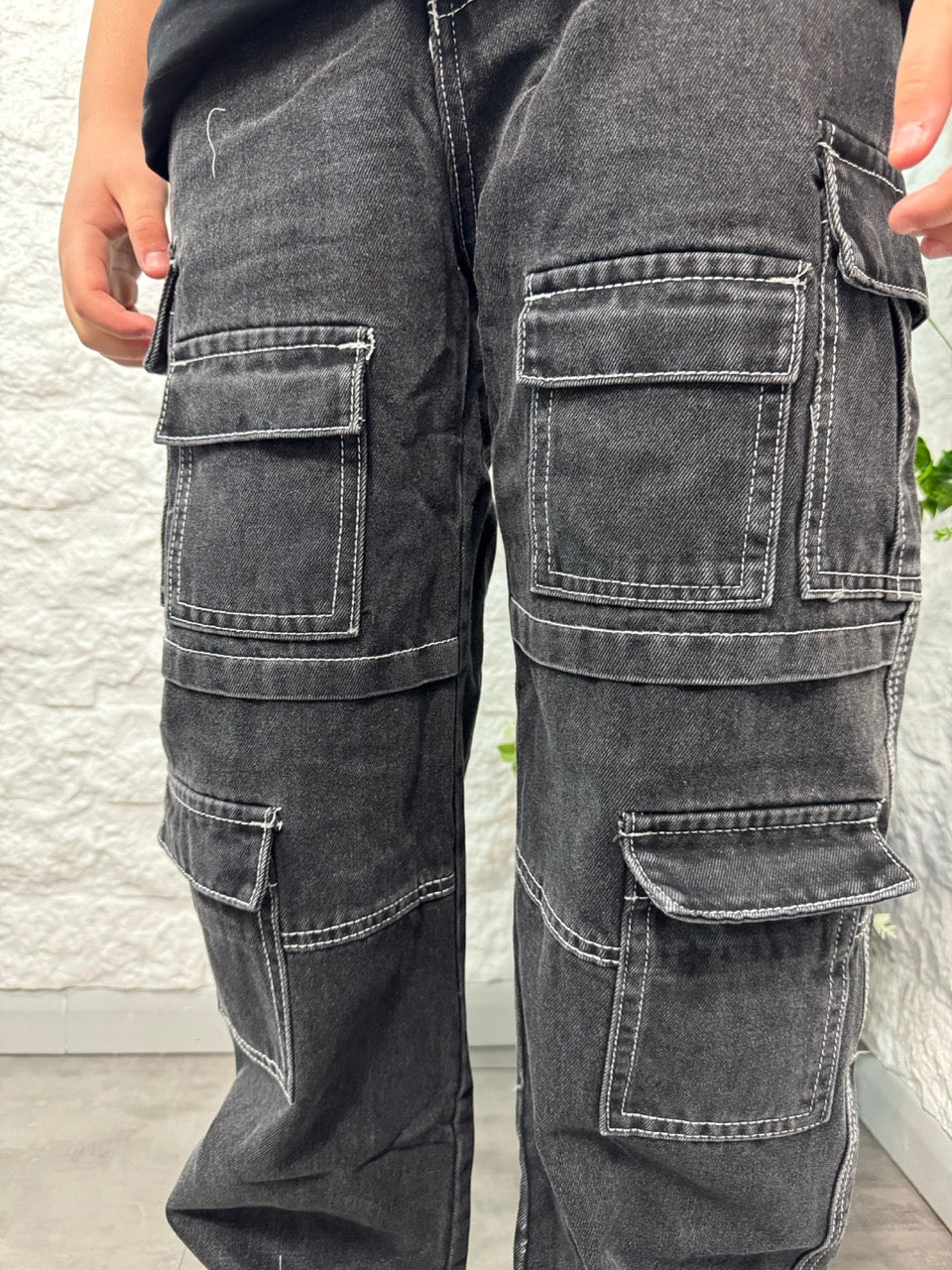 Jeans cargo nero in denim con tasconi e cuciture a contrasto 10-16 anni