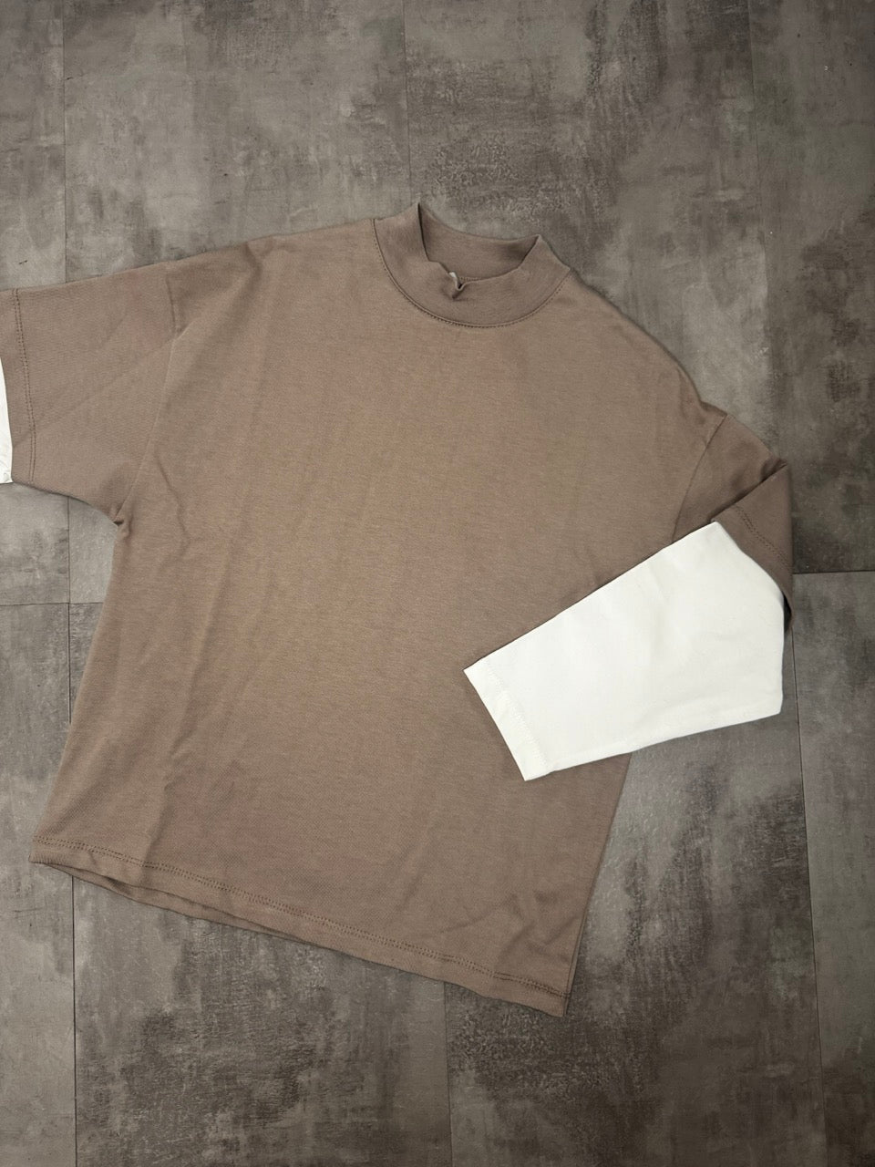 T-shirt beige in tinta unita con mezzo collo alto - OVERSIZE 6-16 anni