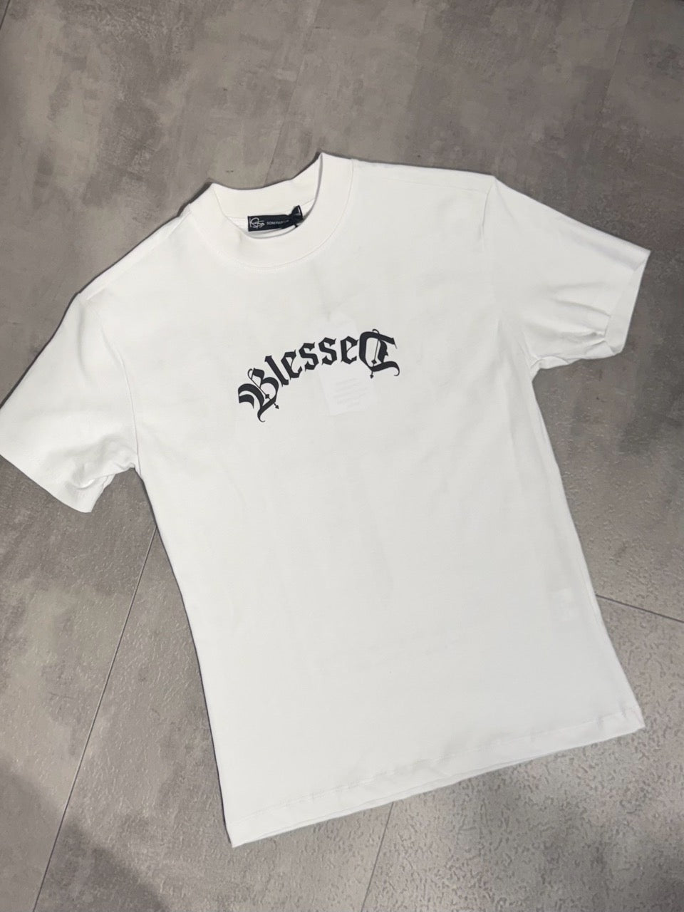 T-shirt bianca con stampa "BLESSED" e croce 10-16 anni