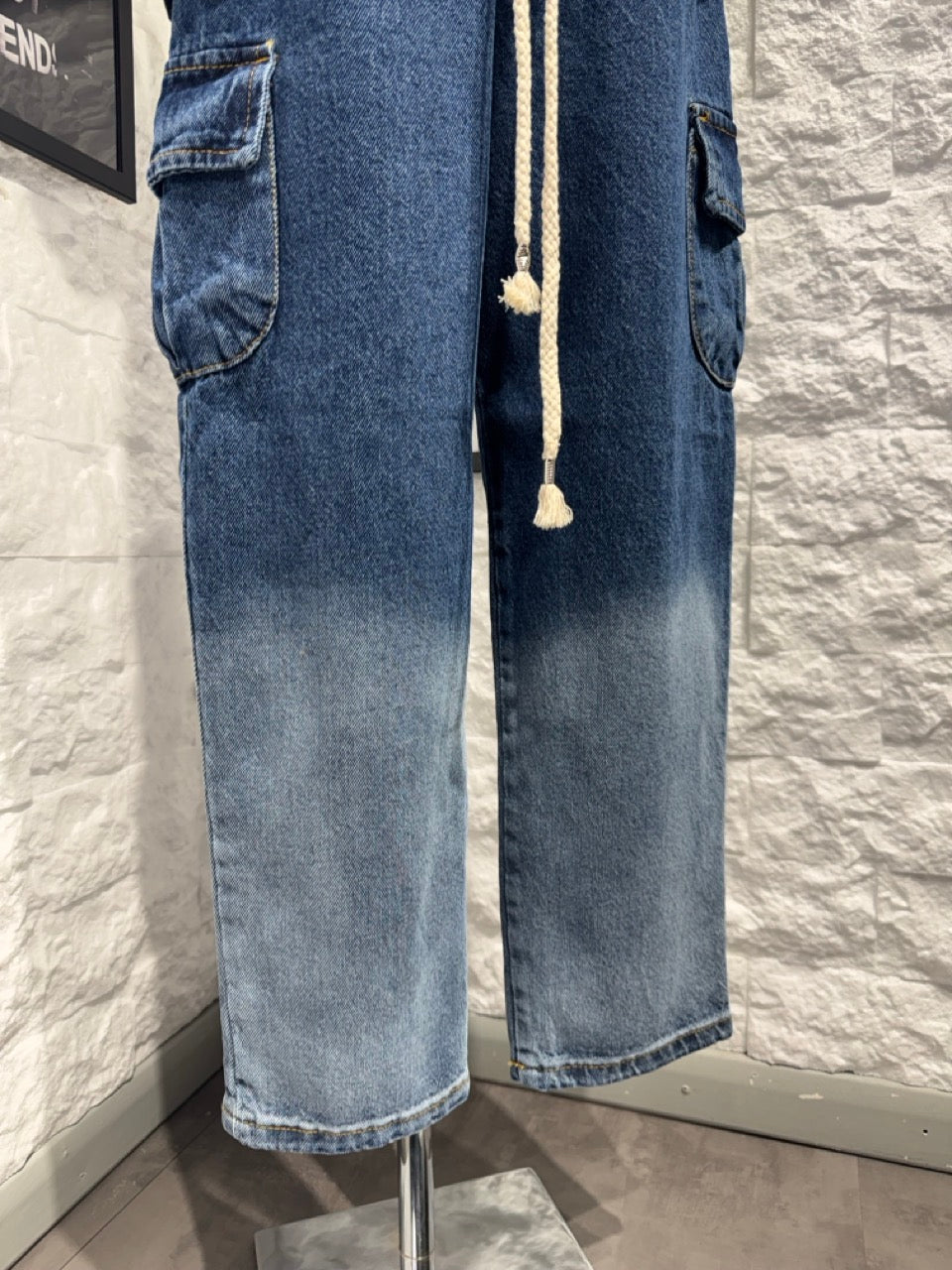 Jeans cargo azzurro in denim lavaggio sfumato slavato 10-16 anni
