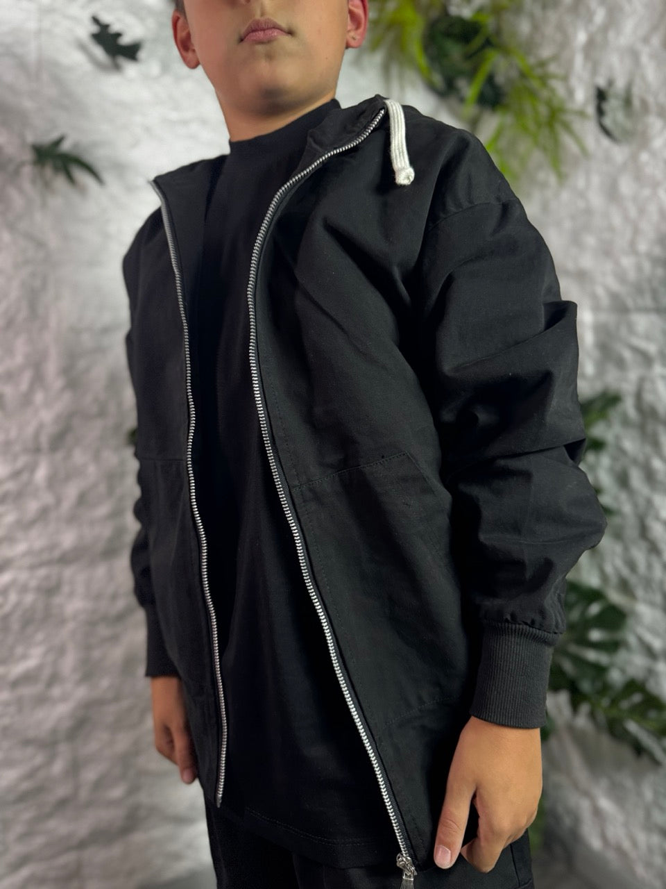 Completo nero con giacca zip e pantalone cargo baggy 10-16 anni