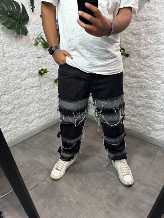 Jeans baggy neri con bande grigie sfilacciate