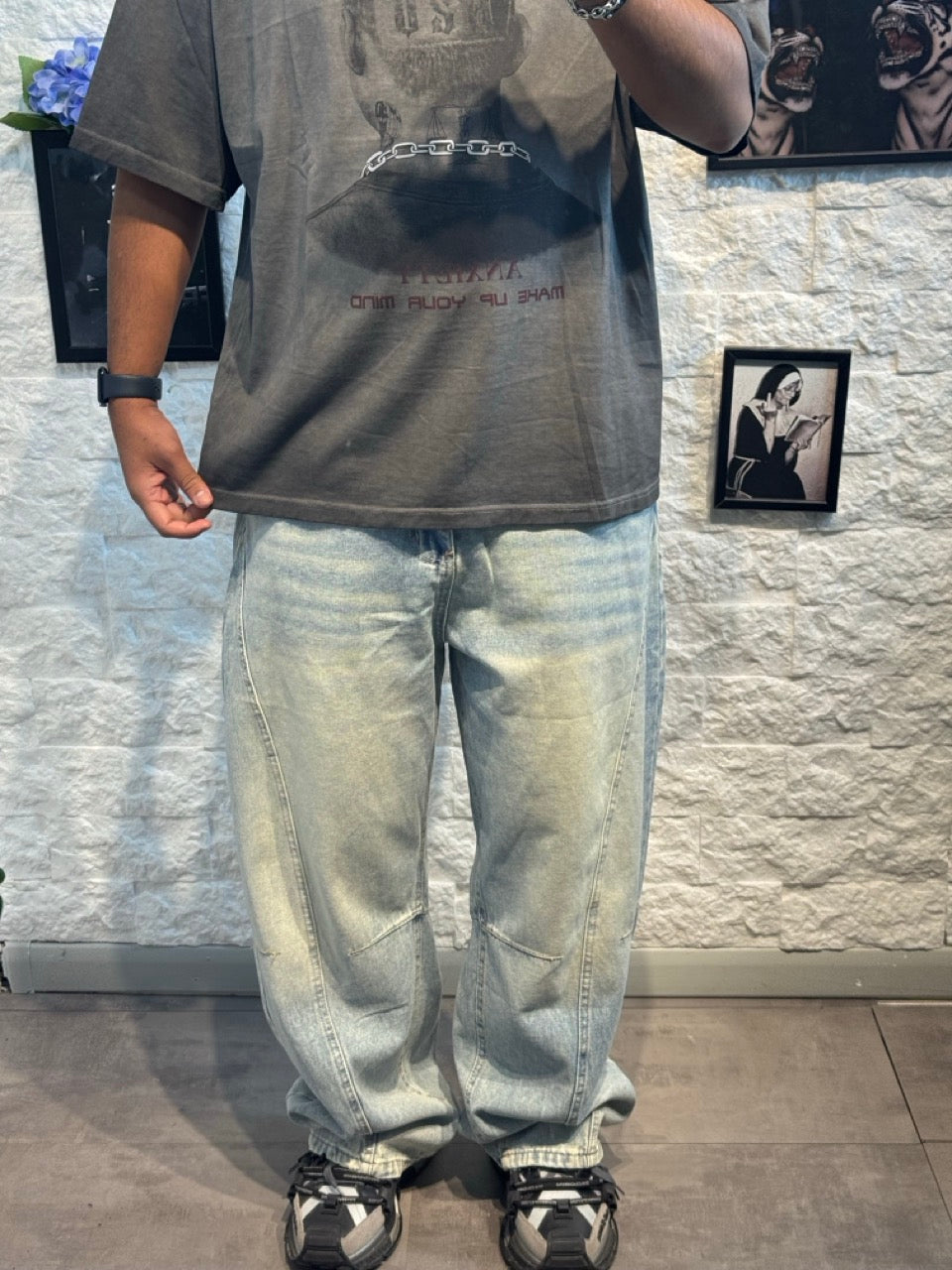 Jeans balloon sabbiato chiaro in denim slavato con cuciture frontali